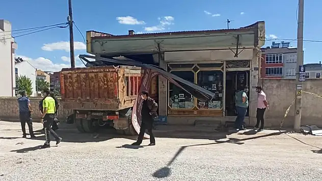Konya'da freni patlayan hafriyat yüklü kamyon, 3 aracı ve 1 motosikleti ezip dükkana girdi
