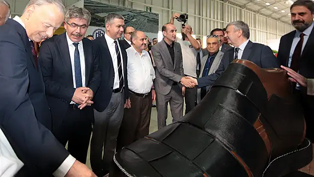 Konya'da fuarda sergilenen 200 numara sandalete yoğun ilgi