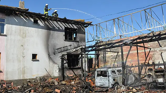 Konya'da garajla birlikte traktör ve ticari araç kül oldu