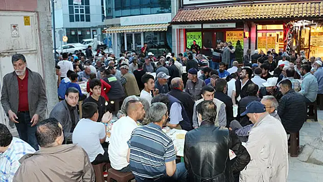 Konya'da garipler 'Gül iftarı' ile sevindiriliyor