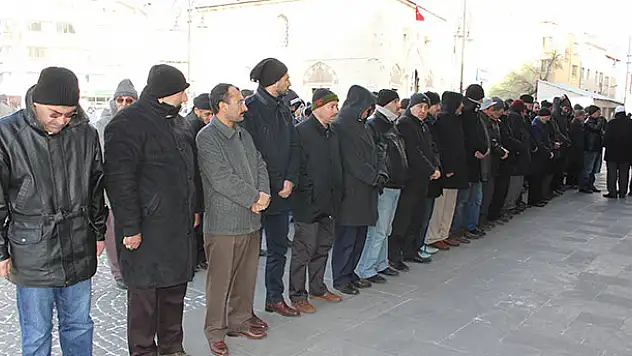 Konya'da gazeteci Karakaya için gıyabi cenaze namazı kılındı