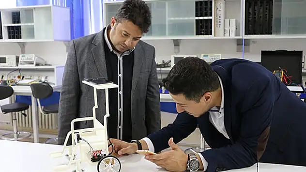 Konya'da geç mühendis yaptı ! Güneş enerjisiyle çalışan, gözle kontrol edilebilen tekerlekli sandalye