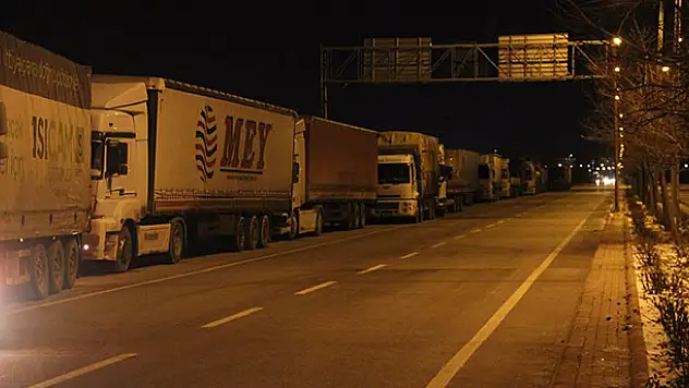 Konya'da gece tırlara kapanan yollar sabah açıldı
