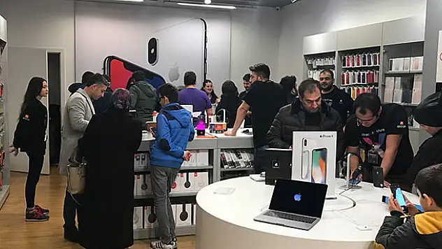 Konya'da gece yarısı İpone X yoğunluğu