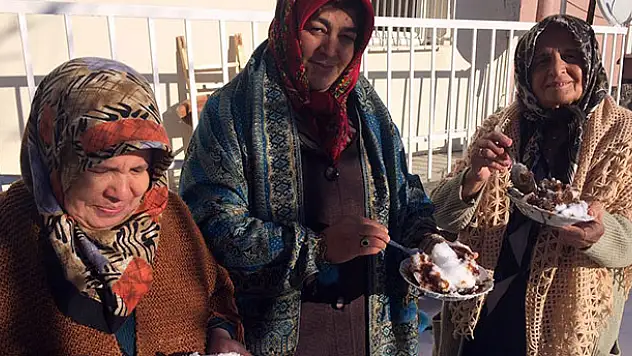 Konya'da gelenek haline gelen 'Kar katması' tatlı niyetine tüketiliyor