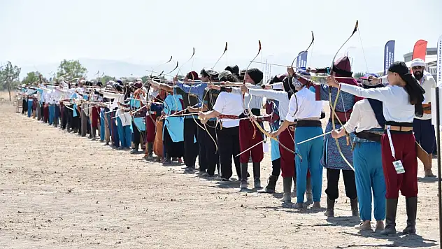 Konya'da geleneksel okçuluğun Açık Hava Türkiye Şampiyonası sıralama atışları yapıldı