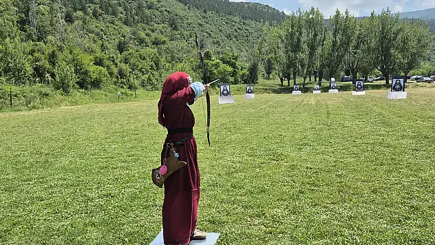 Konya'da geleneksel okçuluk rüzgarı: Türk Yıldızı atışı alkış topladı