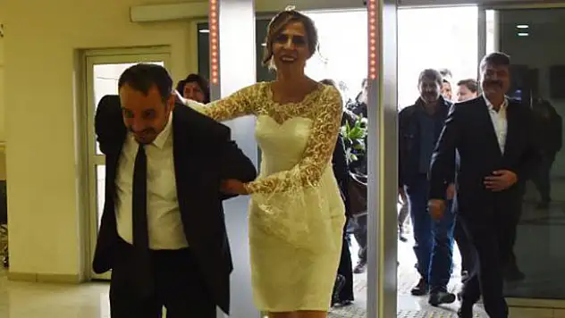Konya'da gelin, damadı kelepçe takarak getirdi