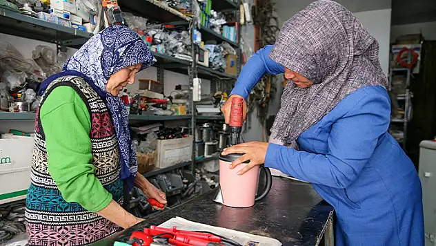 Konya'da gelinle kaynana elektrikli ev aletlerini tamir ediyor

