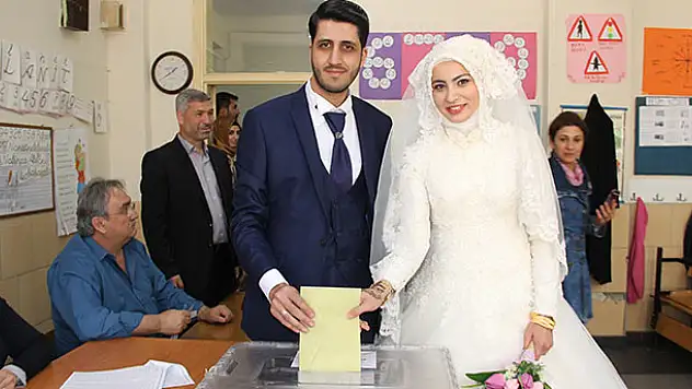 Konya'da gelinliğiyle oy kullanmaya geldi