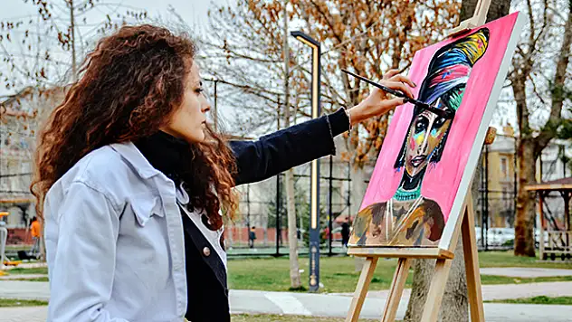 Konya'da genç ressam yaptığı resimleri sosyal medyadan satarak sokak hayvanlarını besliyor