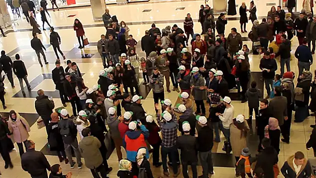 Konya'da gençler geri dönüşüme dikkat çekti