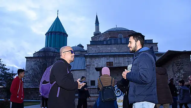 Konya'da gençler turistlerle konuşarak yabancı dillerini geliştiriyor