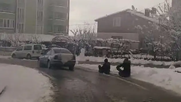 Konya'da gençlerin tehlikeli kar eğlencesi
