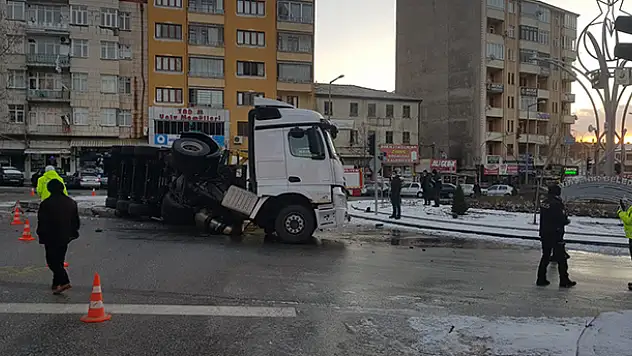 Konya'da gıda maddesi taşıyan tır devrildi! Sürücü yara almadan kurtuldu