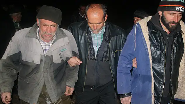 Konya'da gölde mahsur kalan balıkçılar askeri helikopterle kurtarıldı