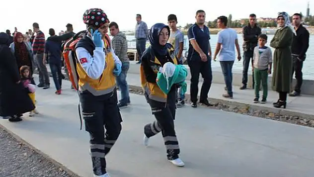 Konya'da göle düşen bebeği tekne görevlisi kurtardı