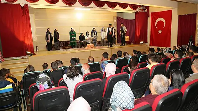 Konya'da gönüllü öğretmenler tiyatro ile sahnede ders verdi
