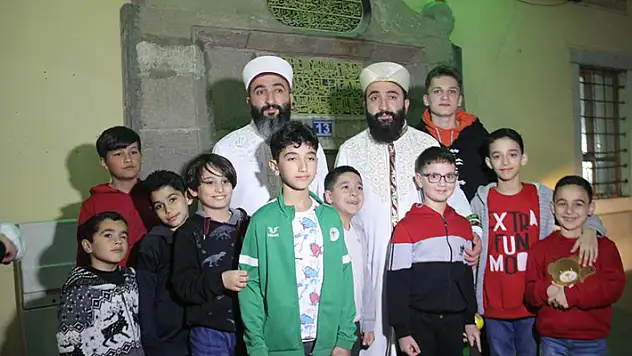 Konya'da göre yapan ikiz imamlar son hatimli teravih namazını kıldırdı
