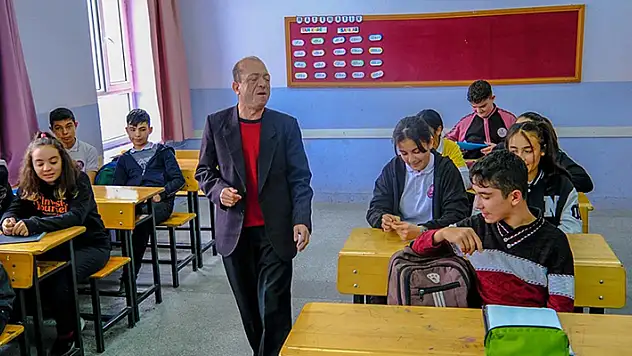 Konya'da görev yapan görme engelli öğretmenin en büyük destekçisi öğrencileri oldu
