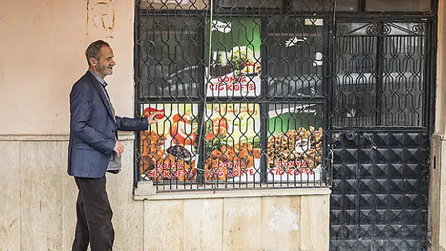 Konya'da görme engelli bakkal, teknoloji nedeniyle 'zorunlu' emekliye ayrıldı