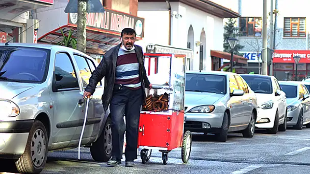 Konya'da görme engelli simitçi taze simitleri 'gönül gözüyle' müşterilerine ulaştırıyor