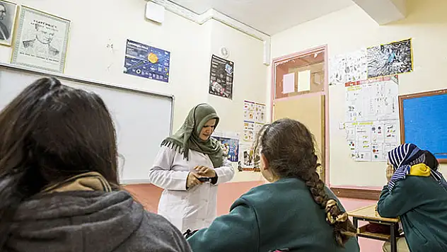 Konya'da görme engelli Sümeyye öğretmen öğrencilerini geleceği hazırlıyor