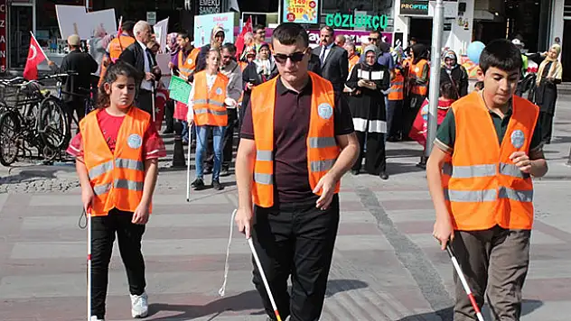 Konya'da görme engelliler farkındalık için yürüdü
