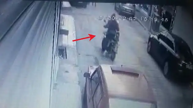 Konya'da gündüz vakti elektrikli motosikletin çalınma anı güvenlik kamerasında