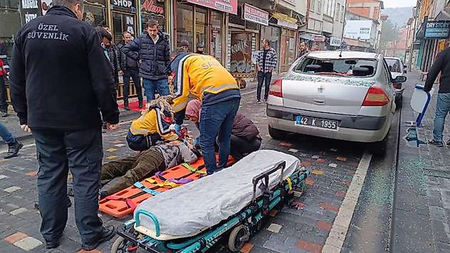 Konya'da güneş enerjisinin antifrizini değiştirmek isterken çatıdan otomobilin üzerine düşen kişi yaşamını yitirdi
