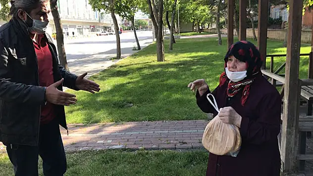 Konya'da günler sonra sokağa çıkan yaşlı kadın çantasını çaldırdı