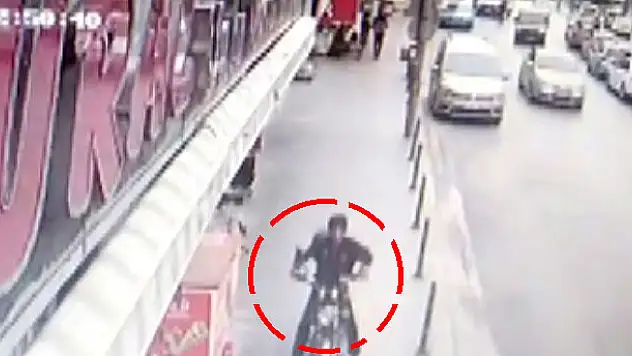 Konya'da güpegündüz elektrikli motosiklet hırsızlığı! Kamera saniye saniye kaydetti
