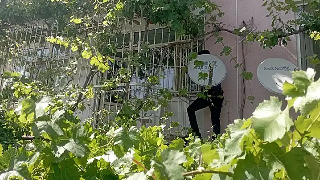 Konya'da haber alınamayan yaşlı çifte ulaşmak için polis apartmana tırmandı

