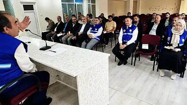 Konya'da hacı adaylarına rehberlik yapacak din görevlilerine eğitim verildi
