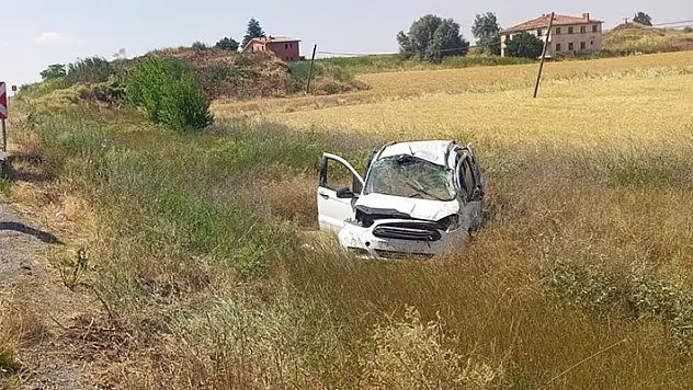 Konya'da hafif ticari araç araziye devrildi: 4 yaralı
