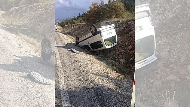 Konya'da hafif ticari araç devrildi: 2 yaralı