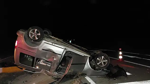 Konya'da hafif ticari araç devrildi: 3 yaralı
