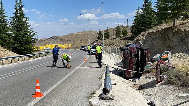 Konya'da hafif ticari araç, direğe çarpıp devrildi: 3 ağır yaralı
