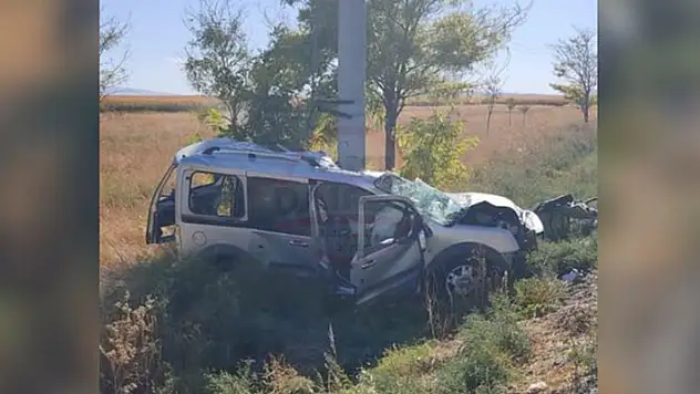 Konya'da hafif ticari araç, direğe çarptı sürücü ve eşi öldü, 3 yaralı
