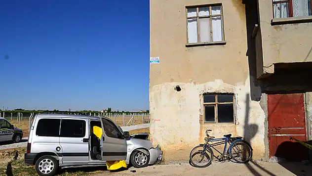Konya'da hafif ticari araç duvara çarptı: 1 ölü, 2 yaralı