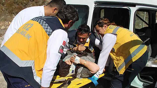 Konya'da hafif ticari araç elektrik direğine çarptı: 3 yaralı