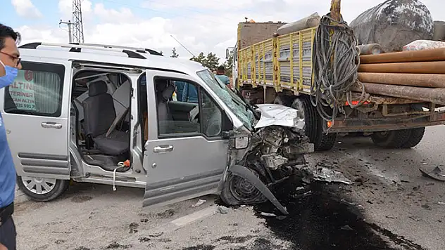 Konya'da hafif ticari araç ile iş makinesi çarpıştı: 4 yaralı