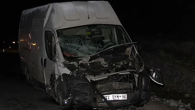 Konya'da hafif ticari araç ile minibüs çarpıştı: 1 ölü, 1 yaralı