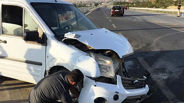 Konya'da hafif ticari araç ile otomobil çarpıştı: 5 yaralı
