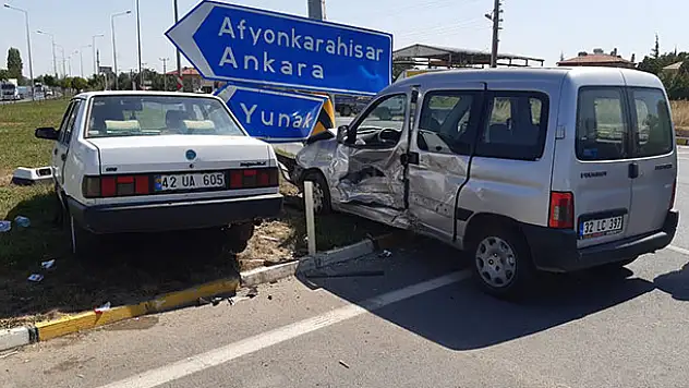Konya'da hafif ticari araç ile otomobil çarpıştı: 7 yaralı