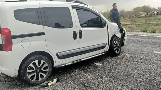 Konya'da hafif ticari araç ile otomobil çarpıştı: 7 yaralı
