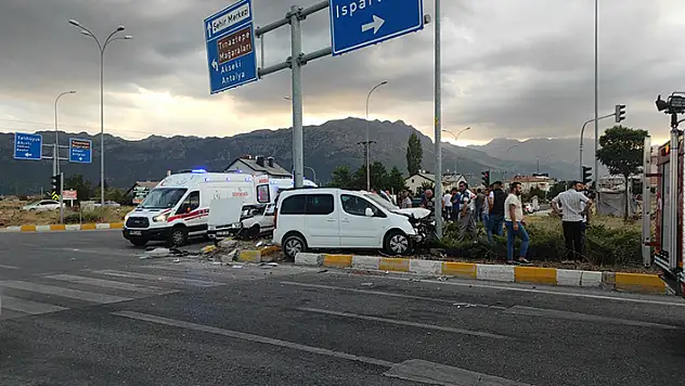 Konya'da hafif ticari araç ile otomobil çarpıştı: 4 yaralı

