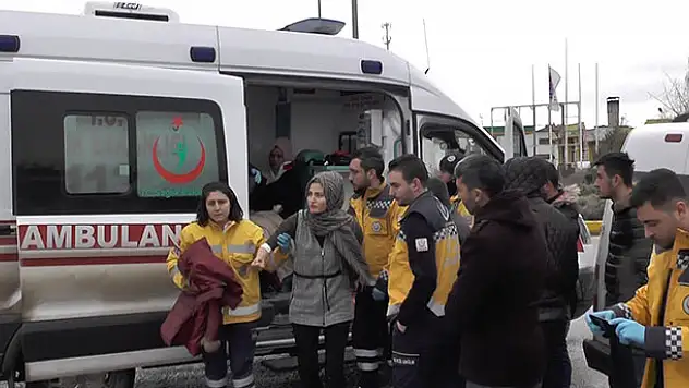Konya'da hafif ticari araç ile tır çarpıştı: 4 yaralı