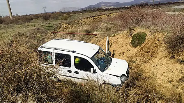 Konya'da hafif ticari araç şarampole devrildi: 4 yaralı