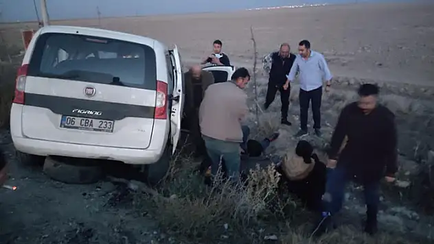 Konya'da hafif ticari araç şarampole uçtu: 5 yaralı
